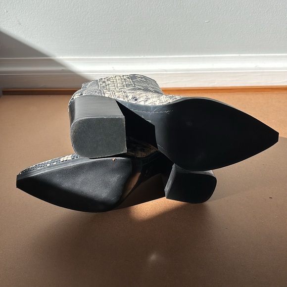 Snakeskin Marc Fisher ankle height boots (size 9M) - Picture 6 of 6